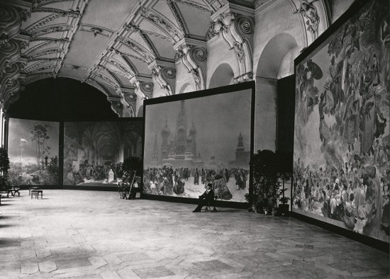 V pražském Klementinu probíhá první výstava Slovanské epopeje (1919) | zdroj: www.muchafoundation.org