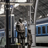 Die Statuen von Sir Nicholas Winton mit zwei Kindern befinden sich am 1. Bahnsteig des Hauptbahnhofs