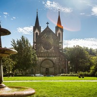 Karlínské náměstí s kostelem sv. Cyrila a Metoděje