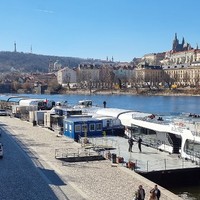 Die Mole Bohemia Port bei der Čech-Brücke ermöglicht den barrierefreien Einstieg in eines von 6 zugänglichen Schiffen der Gesellschaft Prague Boats.