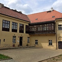 Patrová budova přestavěna v roce 1850 na zahradní restauraci byla původně součástí barokní usedlosti Hrabovka.