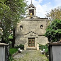 Betlémská kaple ve stylu pozdní secese s kubistickými prvky je skryta uvnitř bloku činžovních domů v Prokopově ulici. 