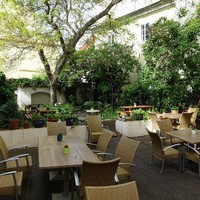 On summer days, you can relax in the quiet garden area of the Natureza vegetarian restaurant.