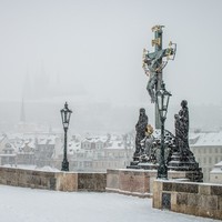 Sochy Panny Marie a sv. Jana Evangelisty po stranách Kalvárie na Karlově mostě vytvořil Emanuel Max 