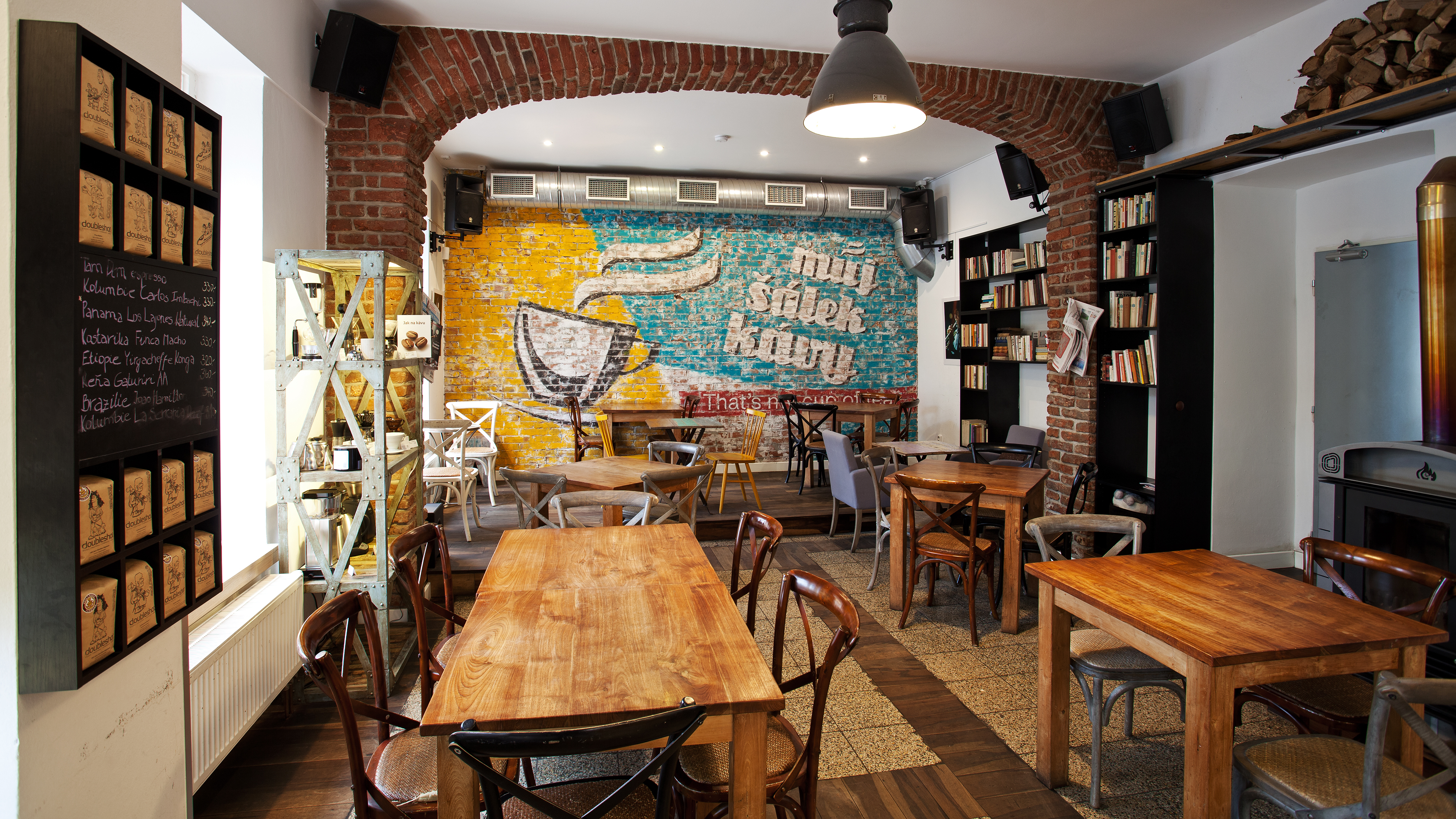 Авторская кофейня. Кофейня в Праге. Авторские кофейни. Стиль Прага в интерьере. Красивые стены в ресторане Прага.