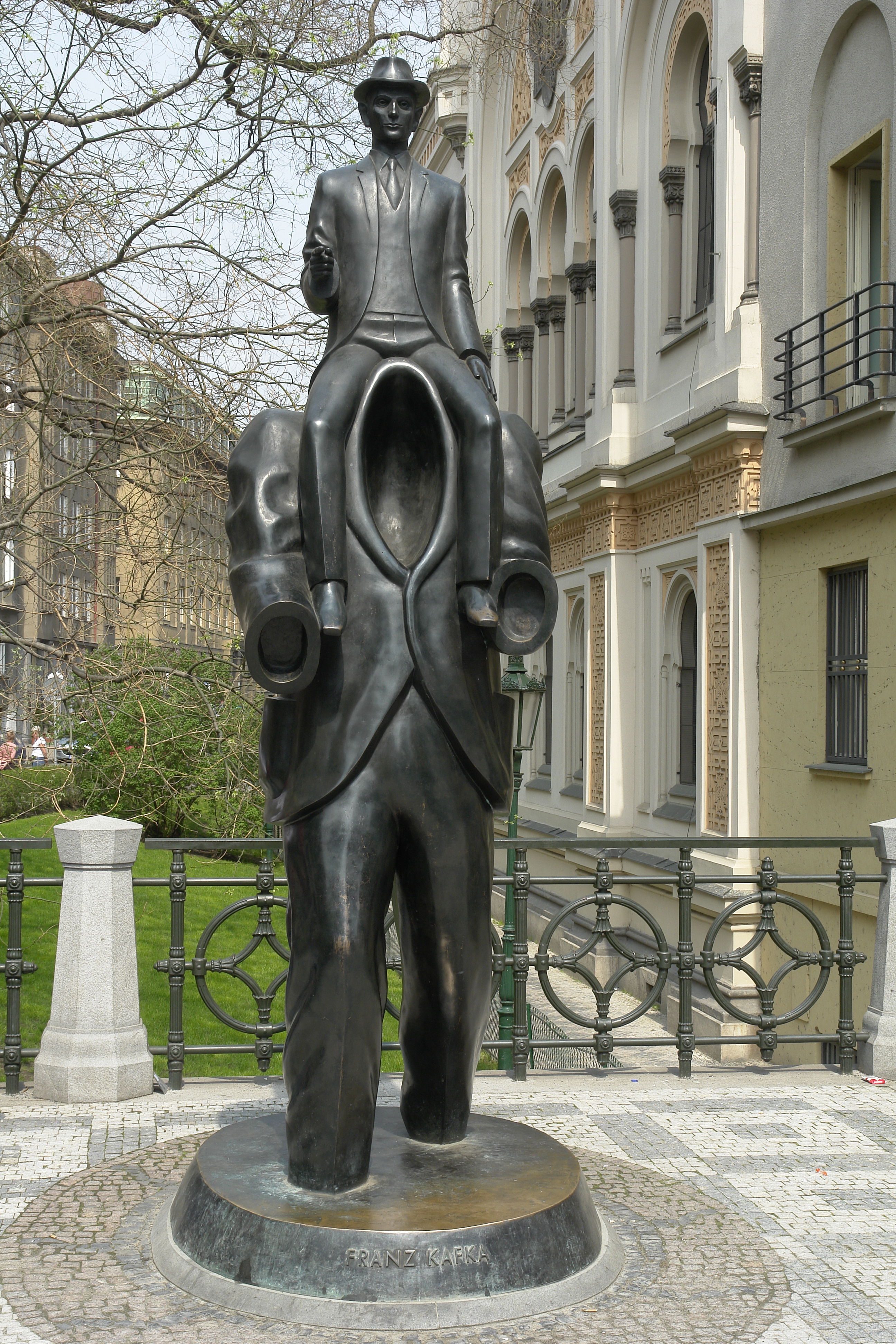 Statue of Franz Kafka (Jaroslav Róna) - Prague.eu